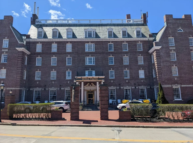 spooky hotel in Newport