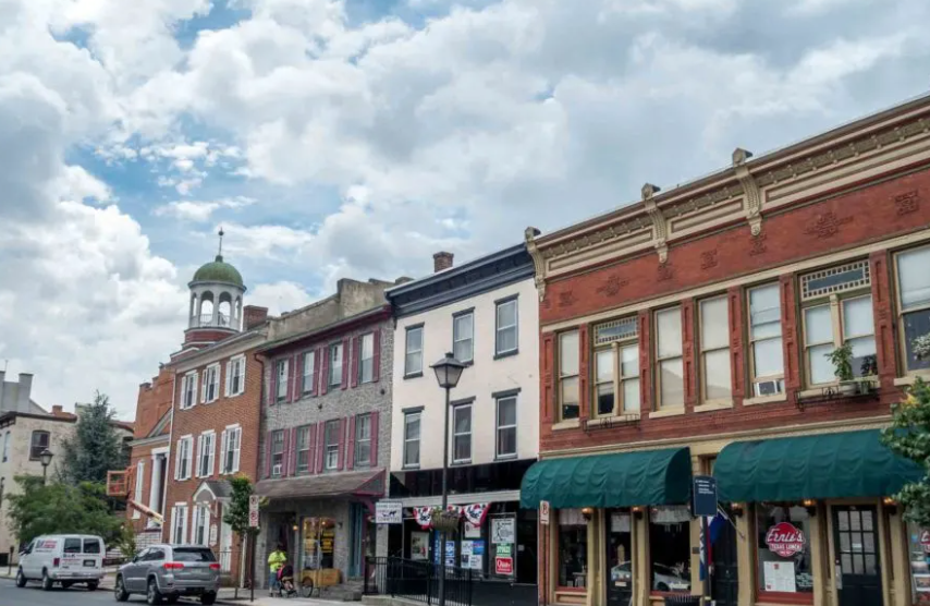 Gettysburg is a borough and town in the U.S. state of Pennsylvania. It’s known for Gettysburg National Battlefield, site of a turning point in the Civil War, now part of Gettysburg National Military Park. 