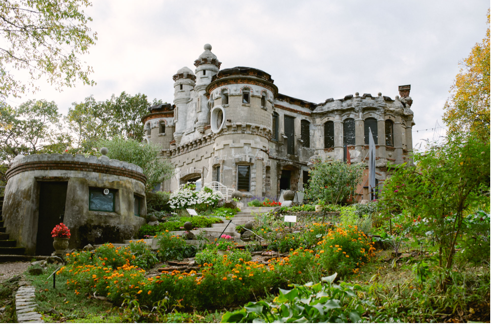 America’s castles are opulent, eccentric Gilded Age estates and European-inspired architectural monuments that showcase the grand ambitions, romantic fantasies, and immense wealth of the nation’s historical elite.