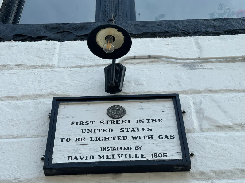 first street light by gas